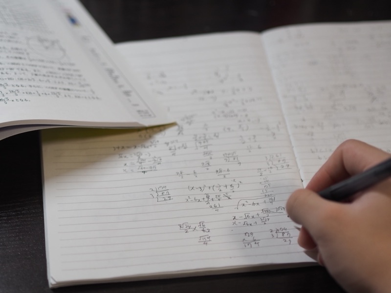 数学の計算を書き込んだノートを撮影した学習記録のイメージ