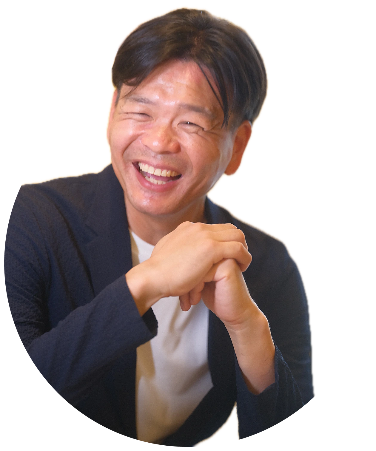笑顔で手を組むスタディリンク代表のそうた先生
