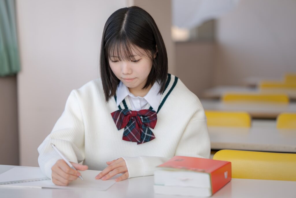 勉強する女性