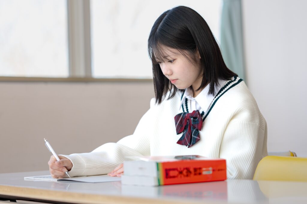 赤本を解く女子高生