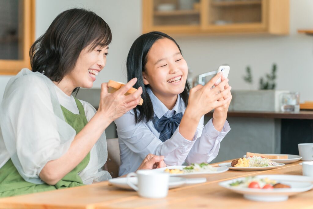 母親と楽しく話す女子高生