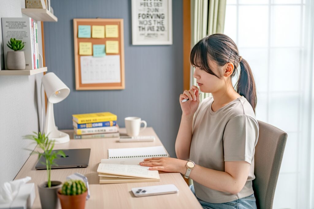 家庭学習をする女子高生