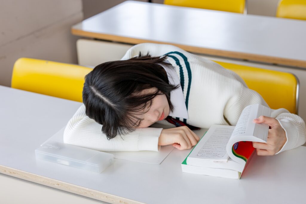 だらける女子高生